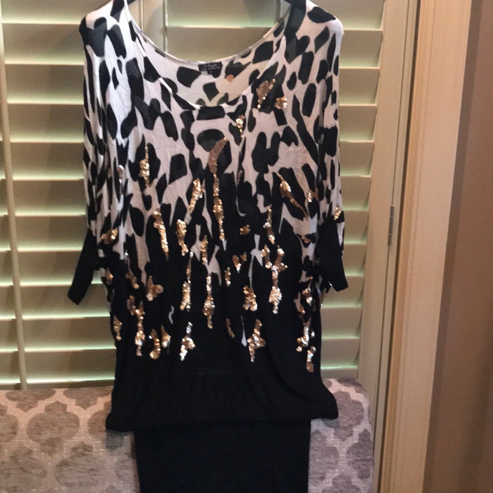 Long sweater with band for drop waist wear.